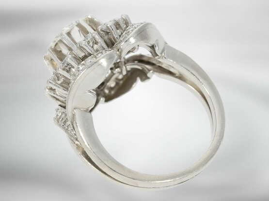 Ring: ausgefallener und sehr dekorativer vintage Brillant-Blütenring, sehr schöner Brillant von ca. 1,95ct, zusammen ca. 2,65ct, Wiederbeschaffungswert liegt lt. Wertbestätigung bei ca. 29.000€ - photo 5