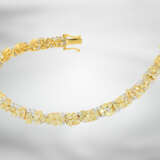 Armband: luxuriöses Diamantarmband mit Fancy Diamanten und weißen Brillanten insgesamt ca. 11,93ct, 18K Gold, neuwertig und ungetragen - Foto 1