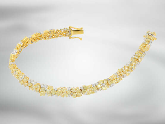 Armband: luxuriöses Diamantarmband mit Fancy Diamanten und weißen Brillanten insgesamt ca. 11,93ct, 18K Gold, neuwertig und ungetragen - фото 1