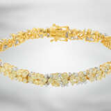 Armband: luxuriöses Diamantarmband mit Fancy Diamanten und weißen Brillanten insgesamt ca. 11,93ct, 18K Gold, neuwertig und ungetragen - photo 3