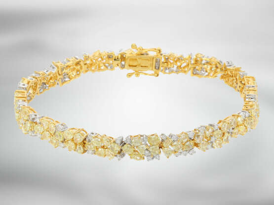 Armband: luxuriöses Diamantarmband mit Fancy Diamanten und weißen Brillanten insgesamt ca. 11,93ct, 18K Gold, neuwertig und ungetragen - фото 3