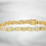 Armband: luxuriöses Diamantarmband mit Fancy Diamanten und weißen Brillanten insgesamt ca. 11,93ct, 18K Gold, neuwertig und ungetragen - photo 4