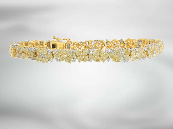 Armband: luxuriöses Diamantarmband mit Fancy Diamanten und weißen Brillanten insgesamt ca. 11,93ct, 18K Gold, neuwertig und ungetragen - фото 5