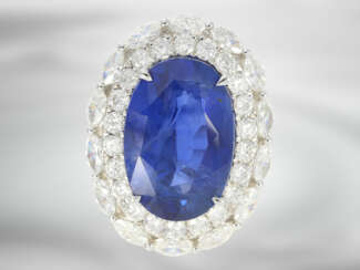 Ring: äußerst wertvoller Diamantring mit einem unbehandelten Ceylon-Saphir in der raren Farbe "Vivid-Blue" und von über 20ct!, 18K Weißgold, neuwertig, mit GRS Gemstone Report aus der Schweiz