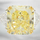 Ring: luxuriöser und äußerst wertvoller Diamantring mit natürlichem Fancy Intense "Canary" Diamant von 14,05ct und 2 hochfeinen weißen Triangeldiamanten, jeweils mit GIA-Report - photo 1