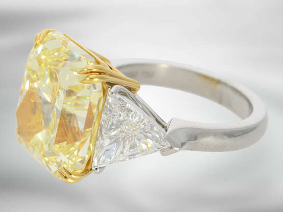 Ring: luxuriöser und äußerst wertvoller Diamantring mit natürlichem Fancy Intense "Canary" Diamant von 14,05ct und 2 hochfeinen weißen Triangeldiamanten, jeweils mit GIA-Report - photo 2