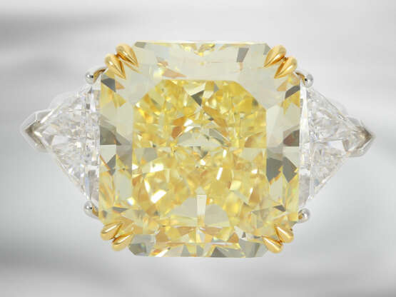 Ring: luxuriöser und äußerst wertvoller Diamantring mit natürlichem Fancy Intense "Canary" Diamant von 14,05ct und 2 hochfeinen weißen Triangeldiamanten, jeweils mit GIA-Report - photo 3