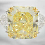 Ring: luxuriöser und äußerst wertvoller Diamantring mit natürlichem Fancy Intense "Canary" Diamant von 14,05ct und 2 hochfeinen weißen Triangeldiamanten, jeweils mit GIA-Report - фото 3