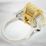 Ring: luxuriöser und äußerst wertvoller Diamantring mit natürlichem Fancy Intense "Canary" Diamant von 14,05ct und 2 hochfeinen weißen Triangeldiamanten, jeweils mit GIA-Report - фото 4