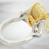 Ring: luxuriöser und äußerst wertvoller Diamantring mit natürlichem Fancy Intense "Canary" Diamant von 14,05ct und 2 hochfeinen weißen Triangeldiamanten, jeweils mit GIA-Report - фото 5