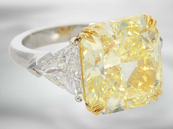 Ring: luxuriöser und äußerst wertvoller Diamantring mit natürlichem Fancy Intense "Canary" Diamant von 14,05ct und 2 hochfeinen weißen Triangeldiamanten, jeweils mit GIA-Report - фото 6