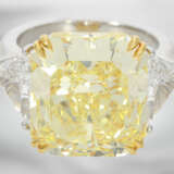Ring: luxuriöser und äußerst wertvoller Diamantring mit natürlichem Fancy Intense "Canary" Diamant von 14,05ct und 2 hochfeinen weißen Triangeldiamanten, jeweils mit GIA-Report - photo 7