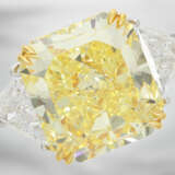 Ring: luxuriöser und äußerst wertvoller Diamantring mit natürlichem Fancy Intense "Canary" Diamant von 14,05ct und 2 hochfeinen weißen Triangeldiamanten, jeweils mit GIA-Report - фото 8