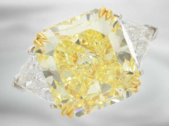 Ring: luxuriöser und äußerst wertvoller Diamantring mit natürlichem Fancy Intense "Canary" Diamant von 14,05ct und 2 hochfeinen weißen Triangeldiamanten, jeweils mit GIA-Report - photo 8