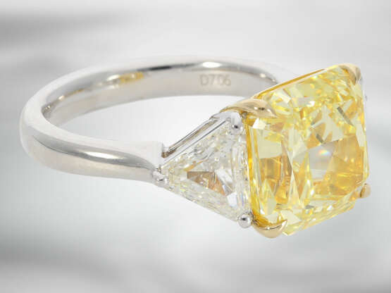 Ring: äußerst wertvoller Diamantring mit natürlichem Fancy Intense "Canary" Yellow Diamanten von 7,06ct und 2 hochfeinen weißen Triangeldiamanten von ca. 2ct, mit GIA-Report - Foto 2