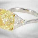 Ring: äußerst wertvoller Diamantring mit natürlichem Fancy Intense "Canary" Yellow Diamanten von 7,06ct und 2 hochfeinen weißen Triangeldiamanten von ca. 2ct, mit GIA-Report - Foto 3