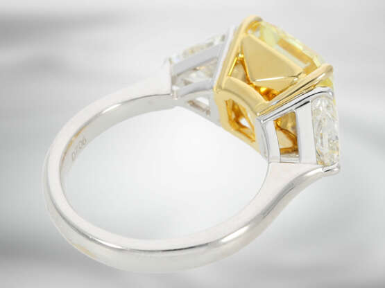 Ring: äußerst wertvoller Diamantring mit natürlichem Fancy Intense "Canary" Yellow Diamanten von 7,06ct und 2 hochfeinen weißen Triangeldiamanten von ca. 2ct, mit GIA-Report - Foto 4