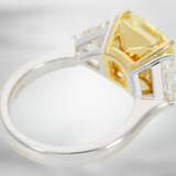 Ring: äußerst wertvoller Diamantring mit natürlichem Fancy Intense "Canary" Yellow Diamanten von 7,06ct und 2 hochfeinen weißen Triangeldiamanten von ca. 2ct, mit GIA-Report - Foto 4