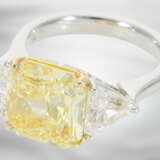 Ring: äußerst wertvoller Diamantring mit natürlichem Fancy Intense "Canary" Yellow Diamanten von 7,06ct und 2 hochfeinen weißen Triangeldiamanten von ca. 2ct, mit GIA-Report - Foto 5