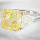 Ring: äußerst wertvoller Diamantring mit natürlichem Fancy Intense "Canary" Yellow Diamanten von 7,06ct und 2 hochfeinen weißen Triangeldiamanten von ca. 2ct, mit GIA-Report - Foto 6