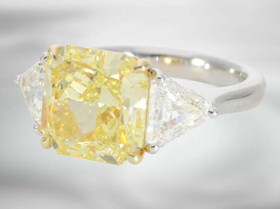 Ring: äußerst wertvoller Diamantring mit natürlichem Fancy Intense "Canary" Yellow Diamanten von 7,06ct und 2 hochfeinen weißen Triangeldiamanten von ca. 2ct, mit GIA-Report - Foto 6