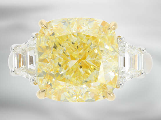 Ring: wertvoller neuwertiger Diamantring mit einem gelben Fancy Diamanten von 10,80ct und 2 hochfeinen weißen Trapezdiamanten, mit GIA-Report - Foto 1