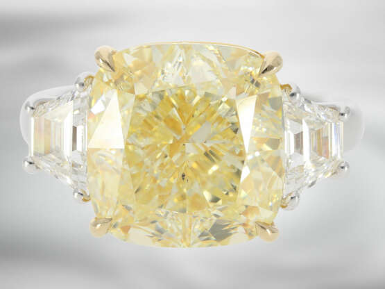 Ring: wertvoller neuwertiger Diamantring mit einem gelben Fancy Diamanten von 10,80ct und 2 hochfeinen weißen Trapezdiamanten, mit GIA-Report - Foto 2