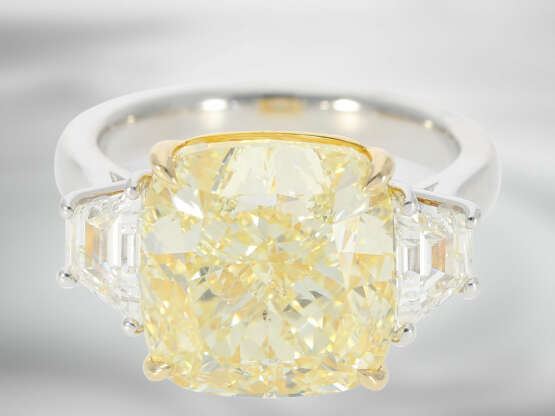 Ring: wertvoller neuwertiger Diamantring mit einem gelben Fancy Diamanten von 10,80ct und 2 hochfeinen weißen Trapezdiamanten, mit GIA-Report - photo 3