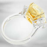 Ring: wertvoller neuwertiger Diamantring mit einem gelben Fancy Diamanten von 10,80ct und 2 hochfeinen weißen Trapezdiamanten, mit GIA-Report - photo 6