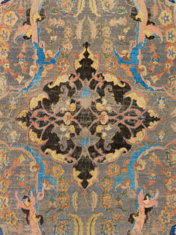 A HIGHLY IMPORTANT SAFAVID SILK AND METAL-THREAD `POLONAISE` CARPET - Foto 2