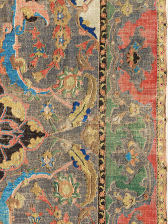 A HIGHLY IMPORTANT SAFAVID SILK AND METAL-THREAD `POLONAISE` CARPET - Foto 3