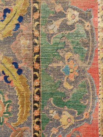A HIGHLY IMPORTANT SAFAVID SILK AND METAL-THREAD `POLONAISE` CARPET - Foto 4