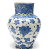 A RARE BABA NAKKAS IZNIK BLUE AND WHITE JAR - Foto 1