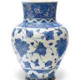 A RARE BABA NAKKAS IZNIK BLUE AND WHITE JAR - photo 2