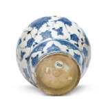 A RARE BABA NAKKAS IZNIK BLUE AND WHITE JAR - Foto 3