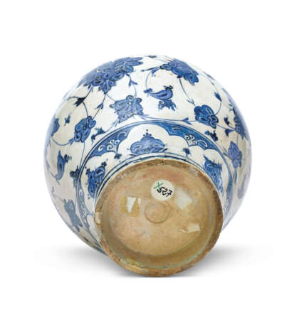 A RARE BABA NAKKAS IZNIK BLUE AND WHITE JAR - Foto 3