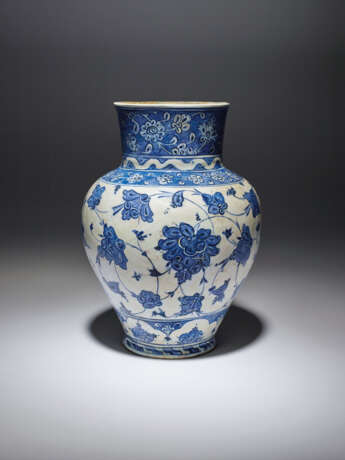 A RARE BABA NAKKAS IZNIK BLUE AND WHITE JAR - photo 4