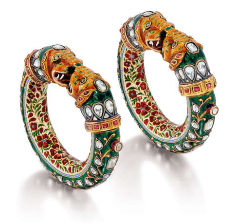 A PAIR OF ENAMELLED AND GEM-SET BANGLES (KADA) - фото 1