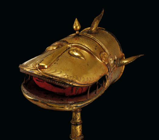 A GILT-COPPER FISH STANDARD (MAHI-MARATIB) - Foto 1