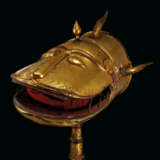 A GILT-COPPER FISH STANDARD (MAHI-MARATIB) - Foto 1