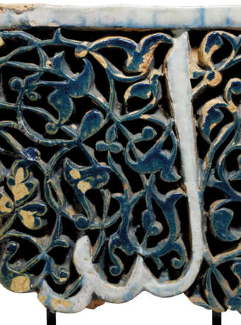A CARVED POTTERY TILE FRAGMENT - фото 2