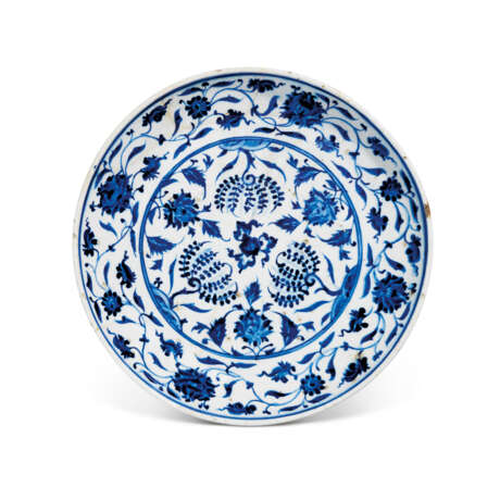 A RIMLESS IZNIK POTTERY DISH - фото 1