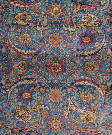 A LARGE `MANCHESTER` KASHAN CARPET - photo 3