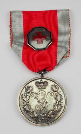 Schaumburg-Lippe: Militär-Verdienstmedaille, mit Genfer Kreuz. - photo 1