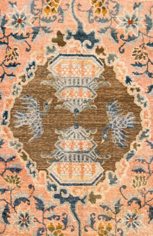 AN IMPERIAL SILK AND METAL-THREAD CHINESE RUG - photo 2