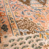 AN IMPERIAL SILK AND METAL-THREAD CHINESE RUG - Foto 3