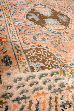 AN IMPERIAL SILK AND METAL-THREAD CHINESE RUG - Foto 3