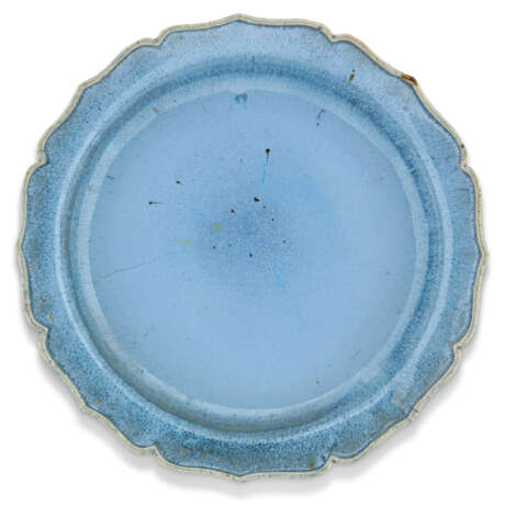 A BLUE-GLAZED POTTERY DISH - photo 1