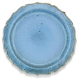 A BLUE-GLAZED POTTERY DISH - Foto 1