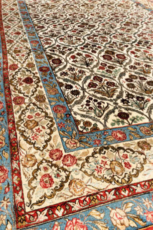 A PART-SILK TEHRAN CARPET - photo 4